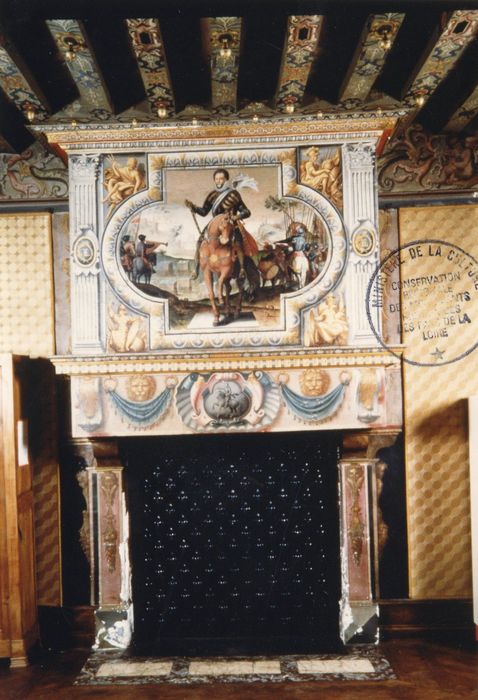 rez-de-chaussée, salle des batailles, cheminée au portrait du Maréchal de Lavardin