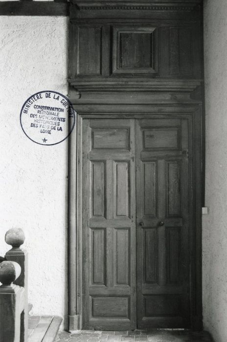 vantail de porte sur le pallier de l’escalier