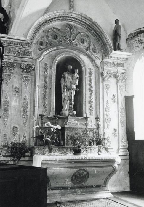 Retable de la Vierge et ses trois statues : Vierge à l'Enfant, Sainte Anne et Saint personnage, retable de Saint-Sébastien et ses deux statues : Saint Sébastien et Vierge enfant