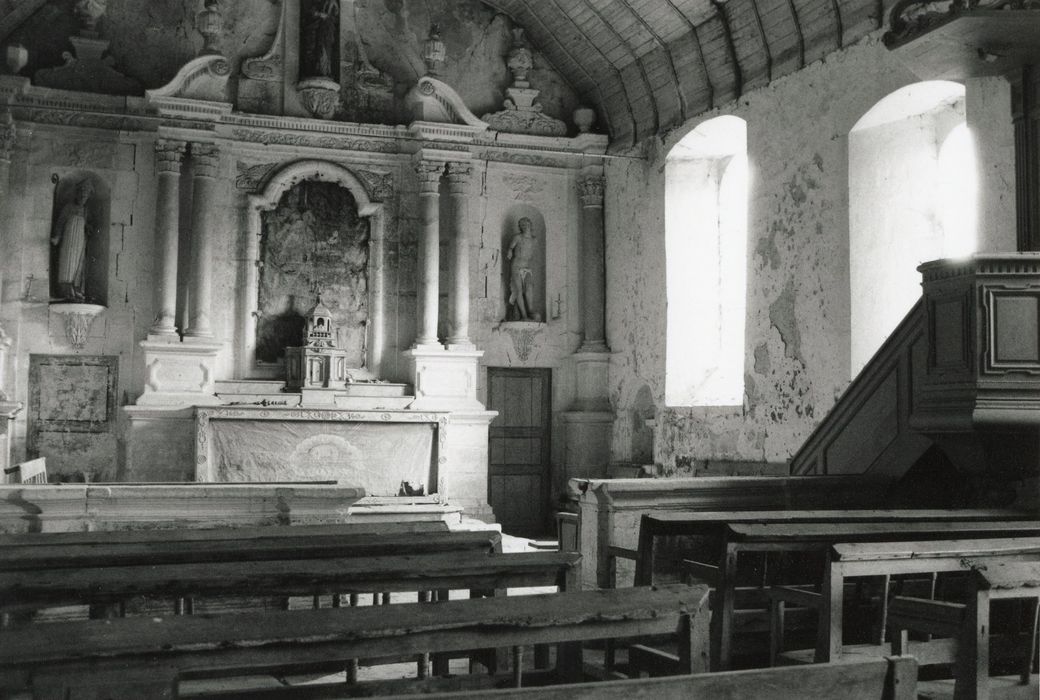 autel (maître-autel) avec retable, tabernacle, tableau et deux statues : Vierge et Saint Sébastien