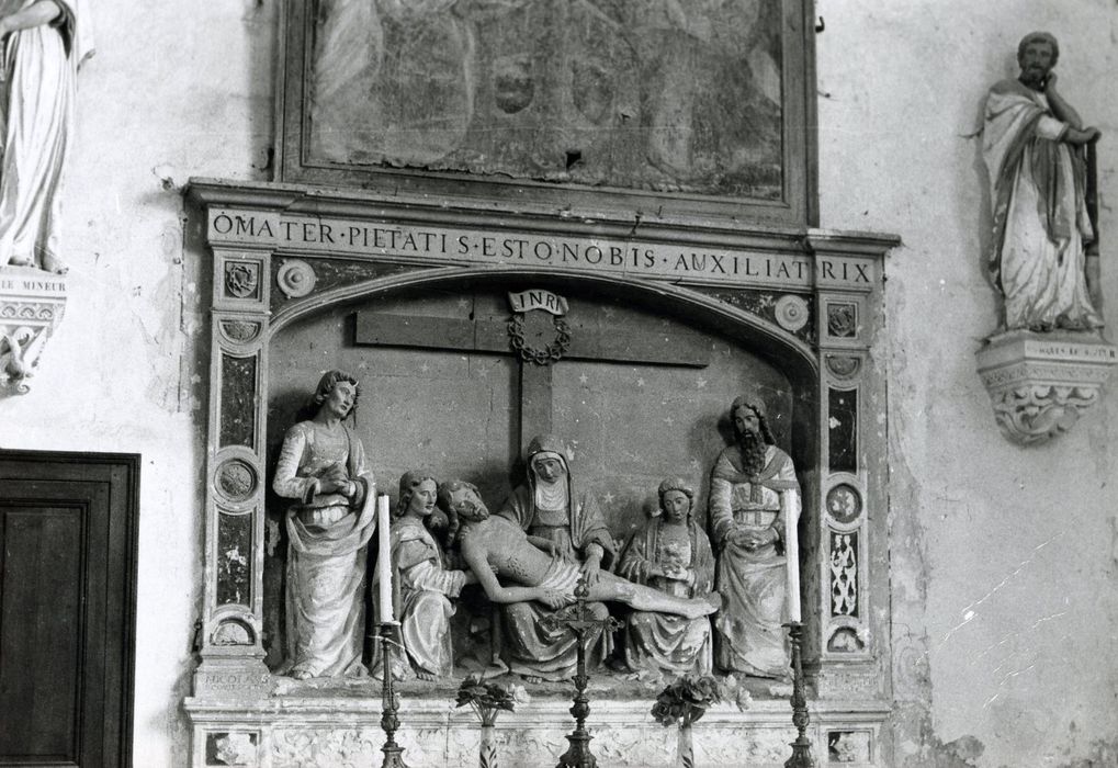 autel, retable, groupe sculpté : Vierge de Pitié entre saint Jean, sainte Madeleine, Nicodème ?, saint Joseph d'Arimathie