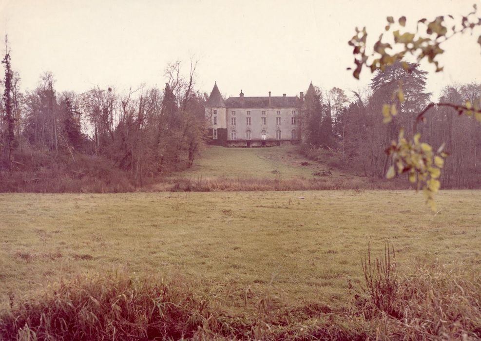 vue générale du château dans son environnement depuis le Nord