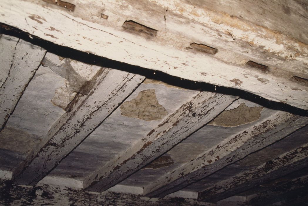 corps de logis, rez-de-chaussée, détail de la poutre portant les mortaises d’une ancienne cloison en pan-de-bois