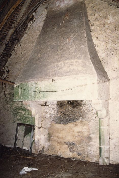 corps de logis, grande salle de l’étage, cheminée monumentale