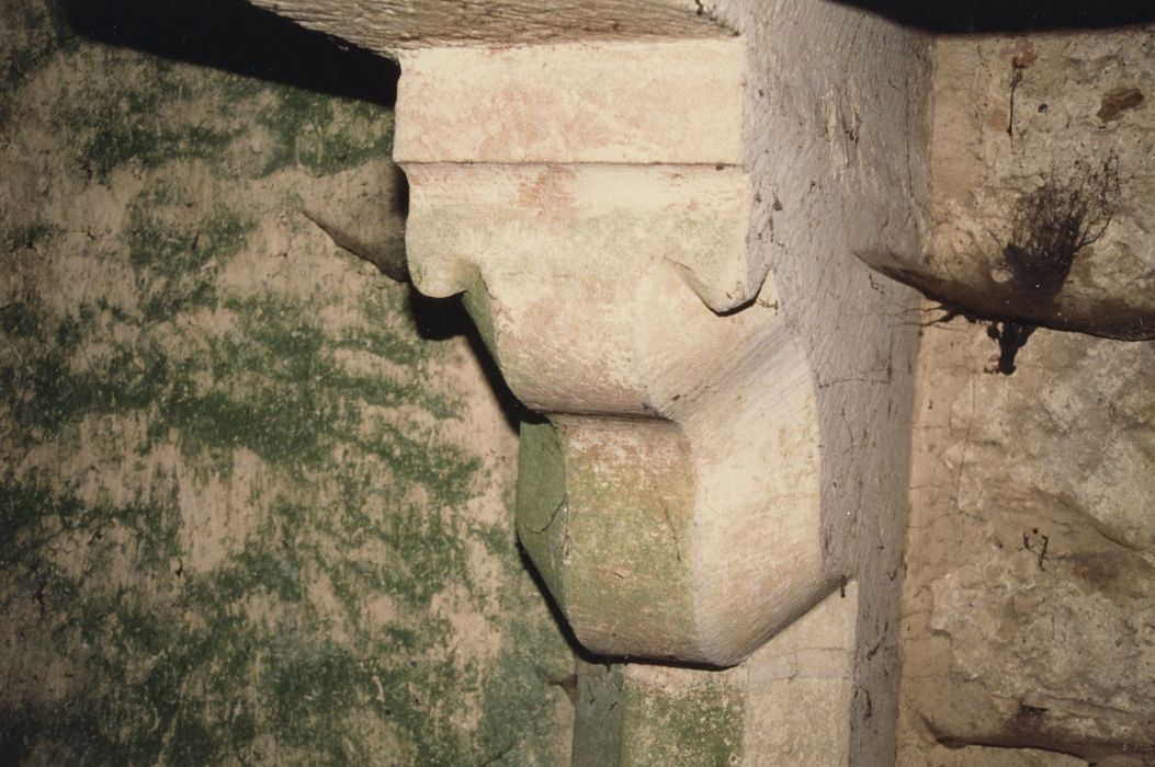 corps de logis, grande salle de l’étage, cheminée monumentale, détail d’un piedroit