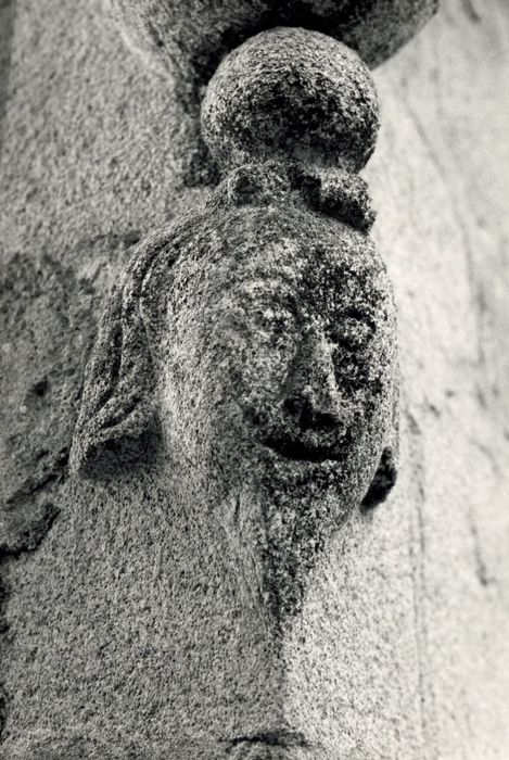 façade est, détail du culot sculpté de la tourelle d’angle nord-est