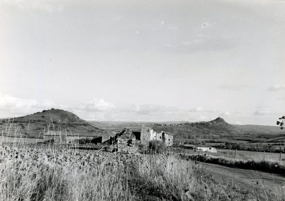 vue générale de la commanderie dans son environnement depuis l’Ouest