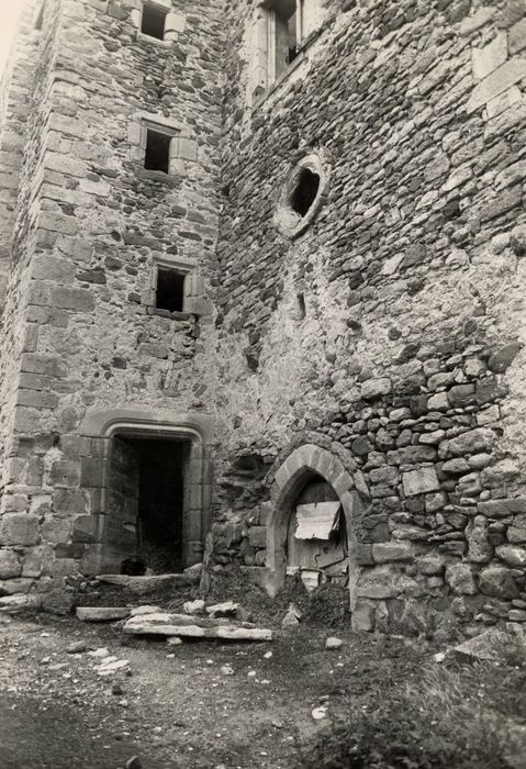 façade ouest de la chapelle et élévation sud de la tourelle d’escalier