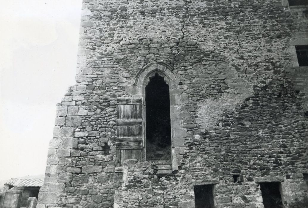 façade est, détail de la baie d’axe de la chapelle