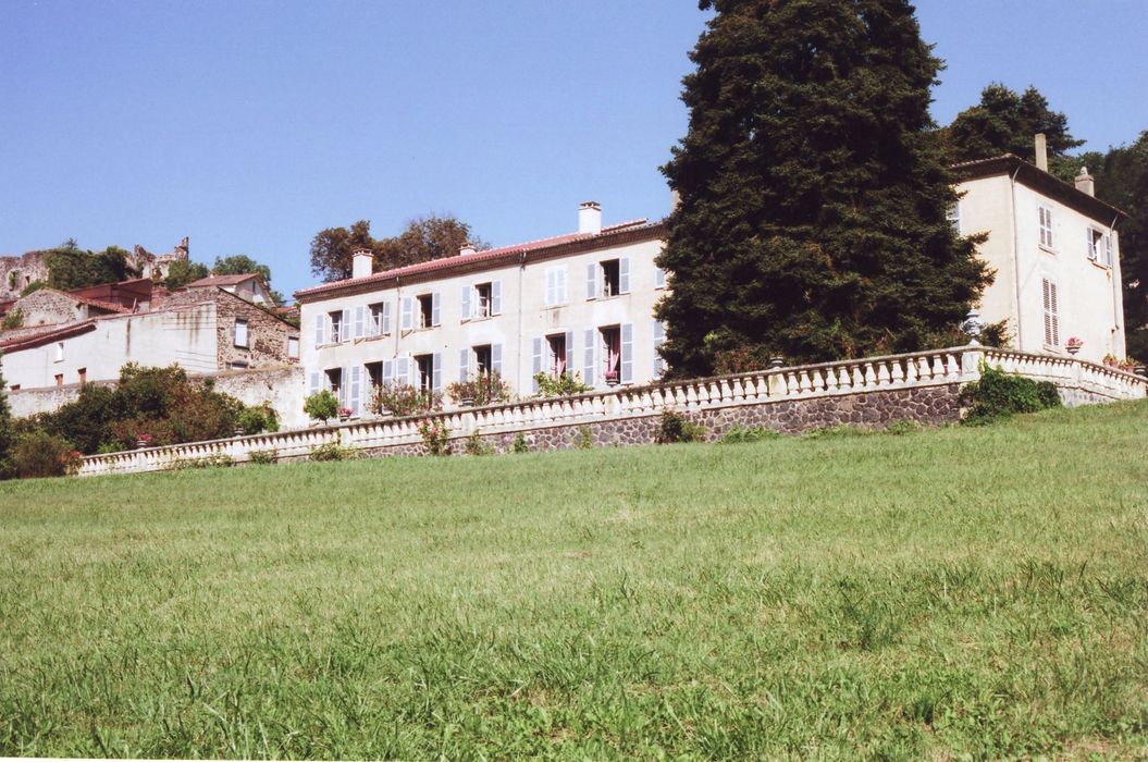 logis, façade sud-est, vue partielle