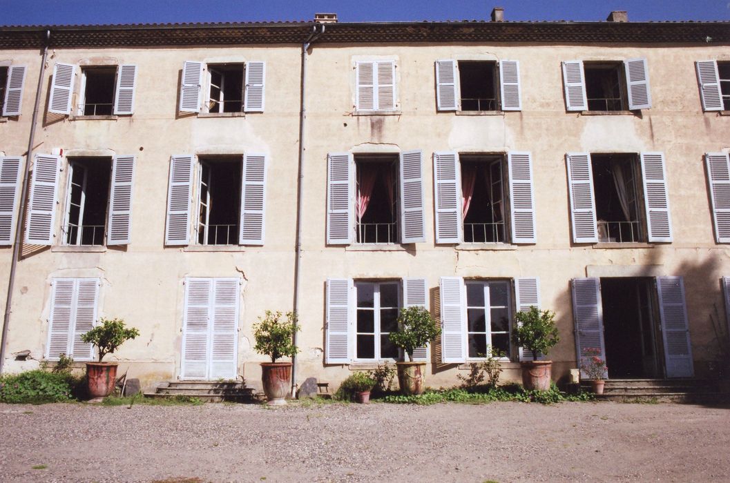 logis, façade sud-est, vue partielle