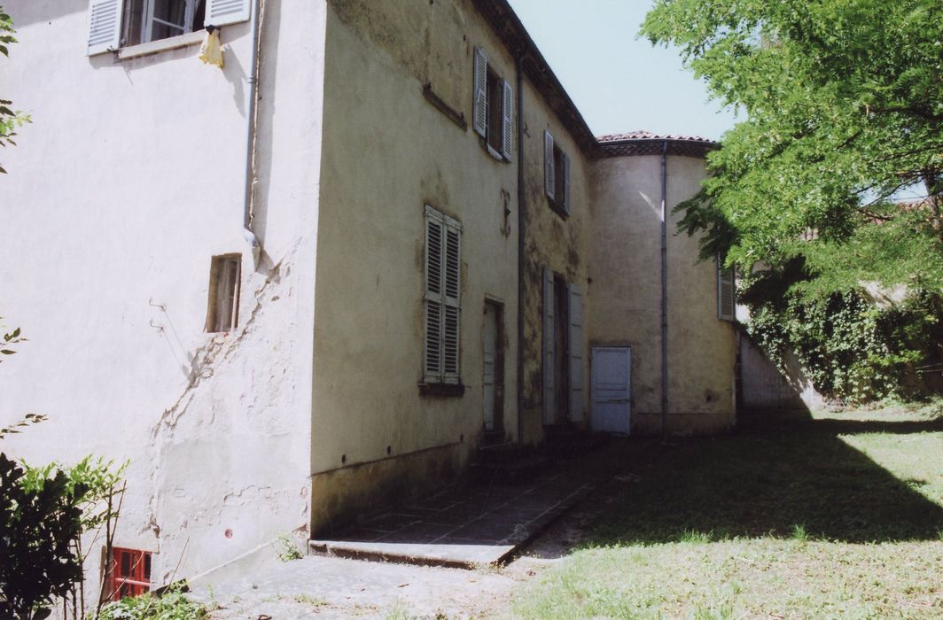 logis, façade nord-ouest, vue partielle