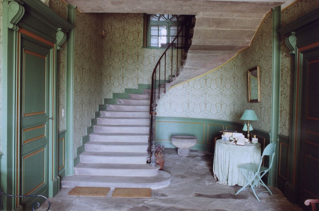 logis, vestibule d’entrée et son escalier principal