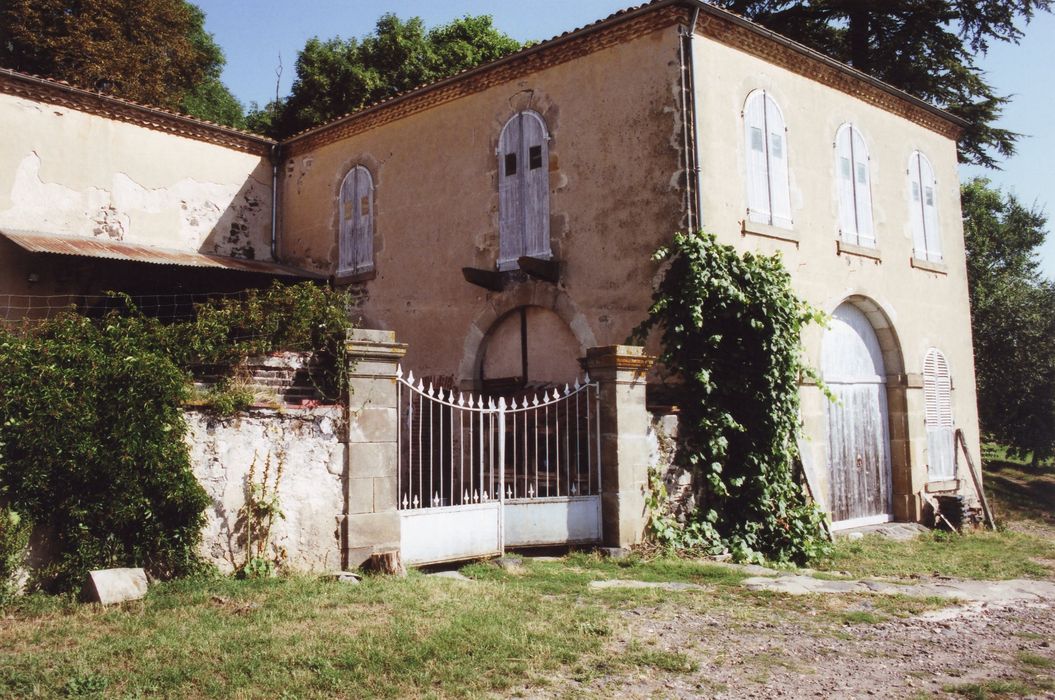 communs, corps de ferme et aile est (grange et remise)