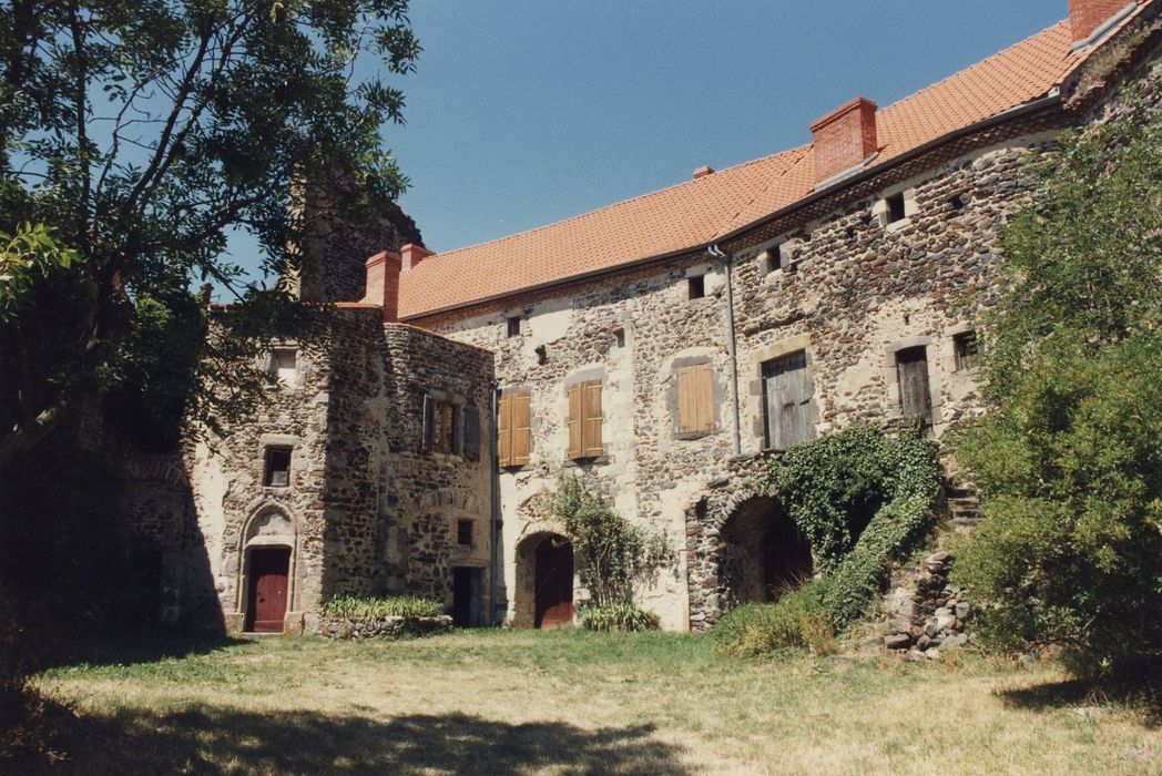 vue partielle des ruines, cour intérieure, façades est et sud