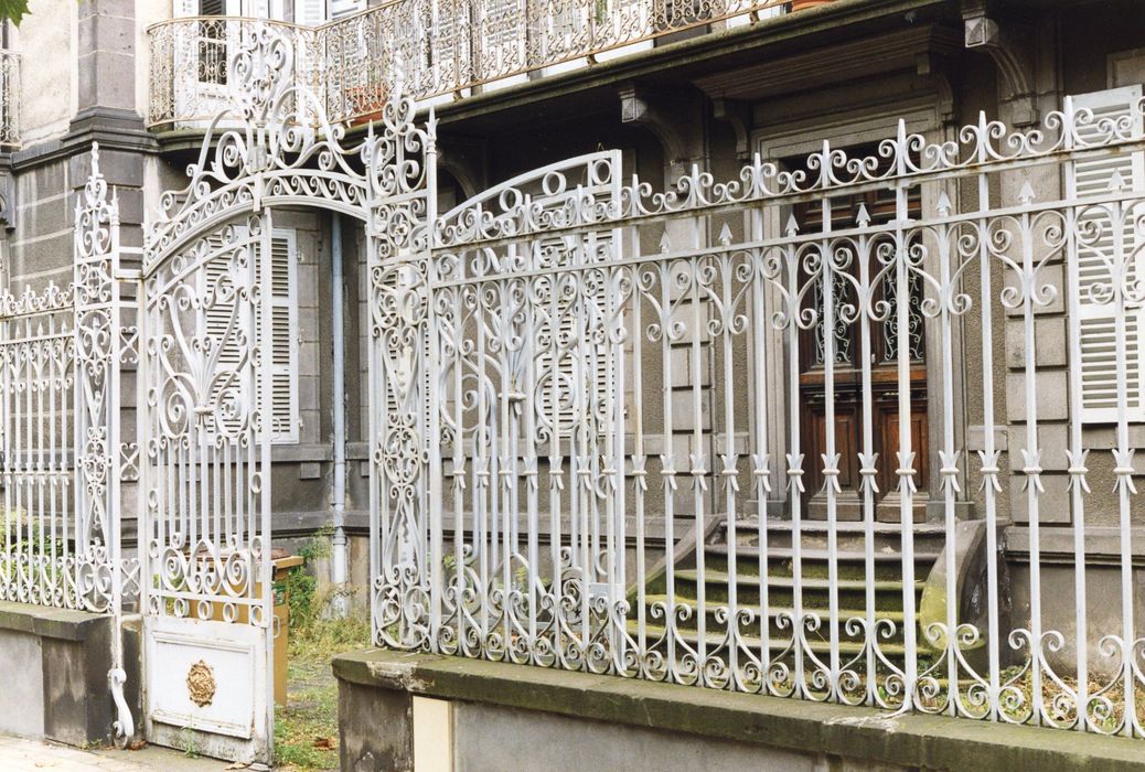 grilles de clôture sur rue