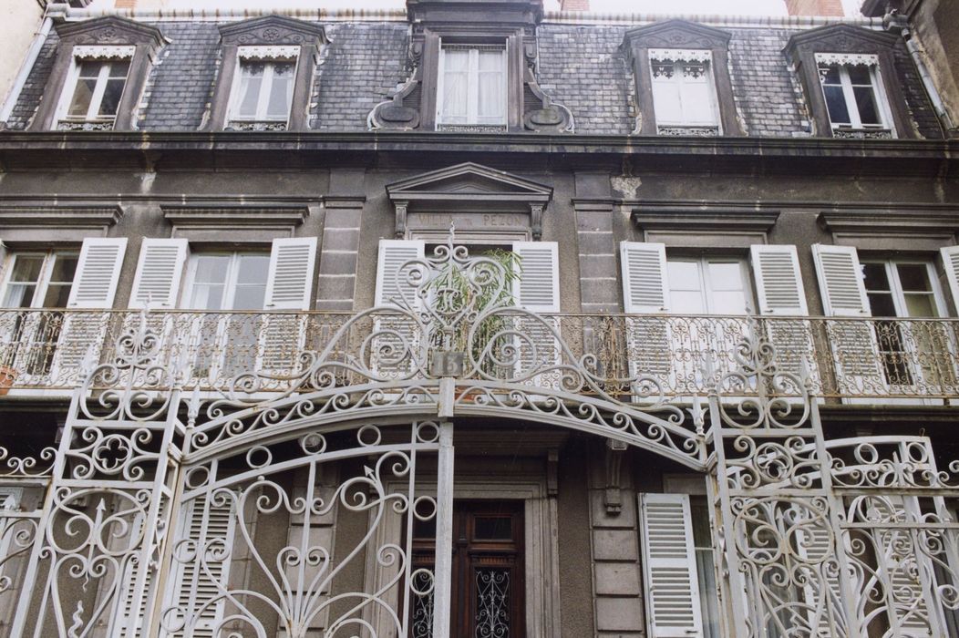 façade sur rue, vue partielle