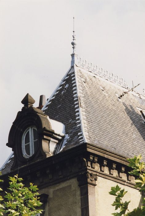 façade sur rue, détail d’une lucarne et de la toiture d’une des ailes en retour