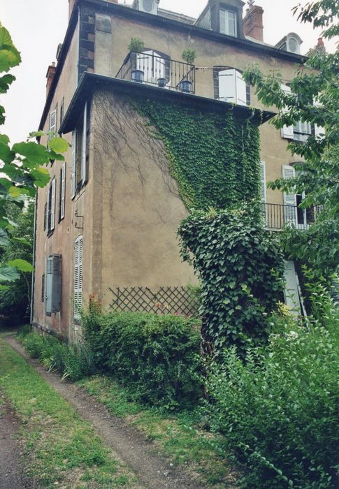 façades postérieure et latérale, vue partielle