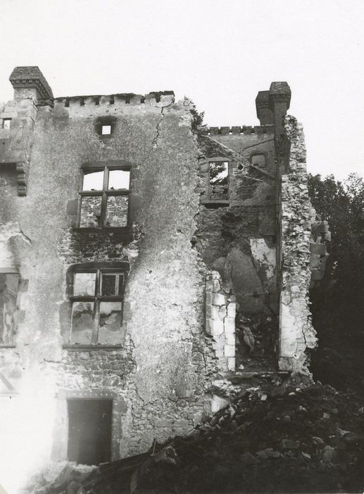 façade ouest, vue partielle des ruines