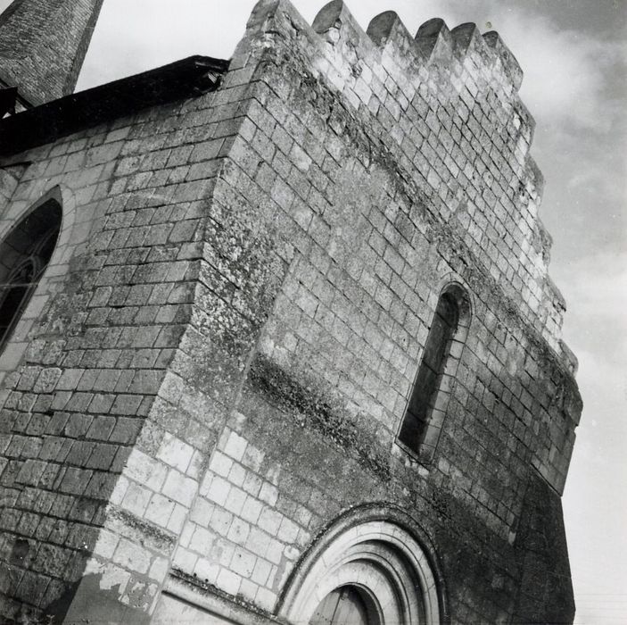 façade ouest, vue partielle des ruines