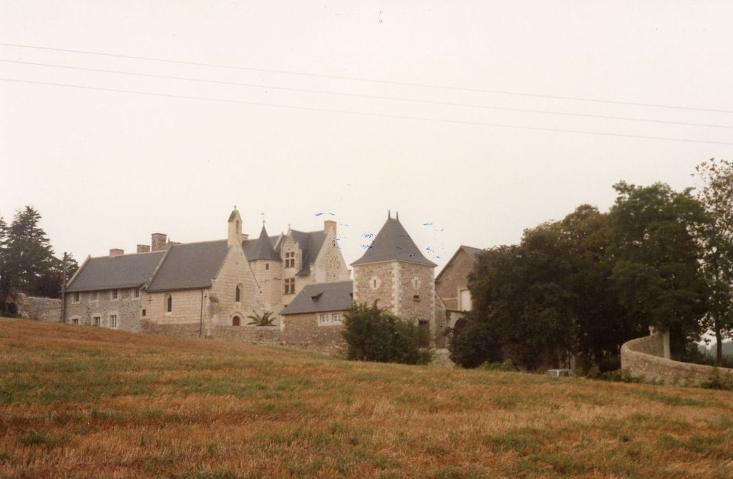 vue générale du château dans son environnement depuis le Nord-Est