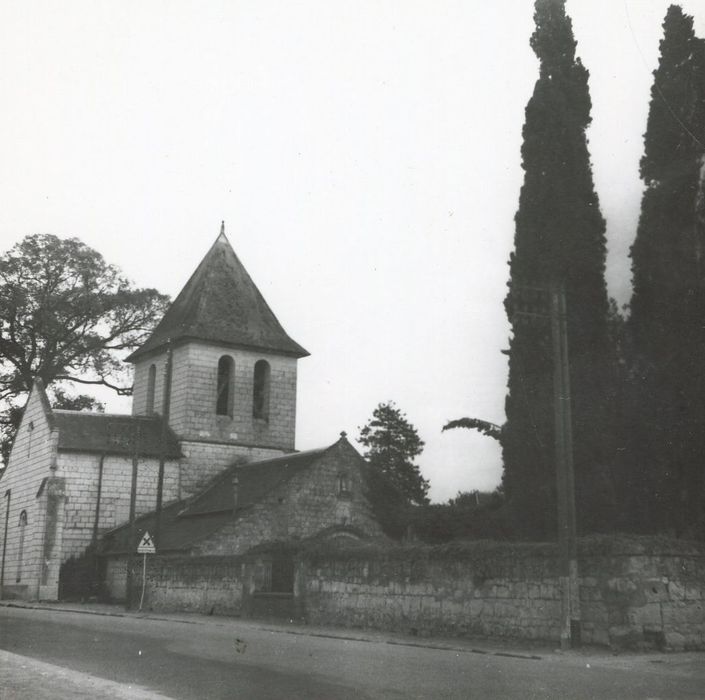 vue partielle de l’église dans son environnement depuis l’Ouest