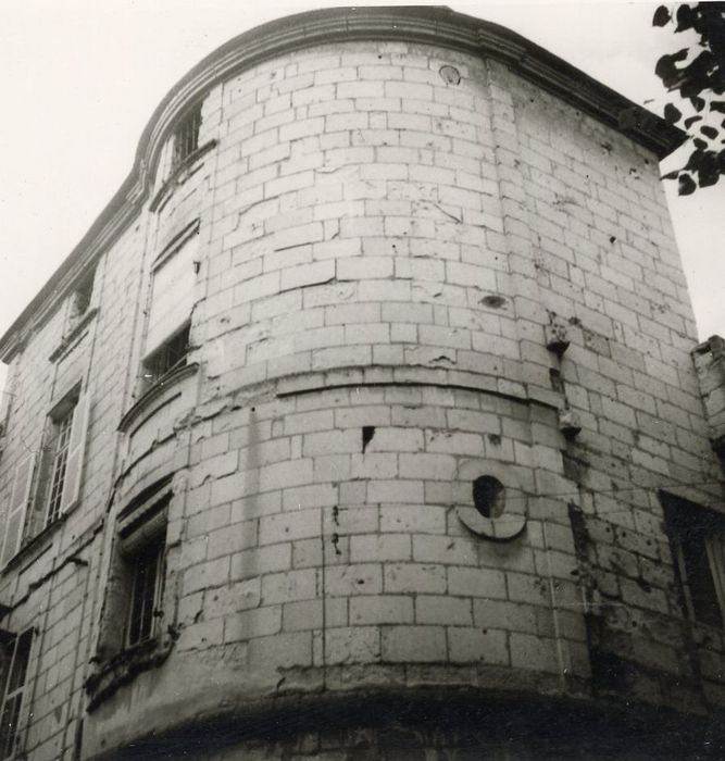 bâtiment construit sur la petit tour