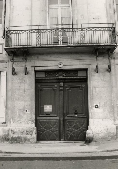 façade sur rue, porte d’accès