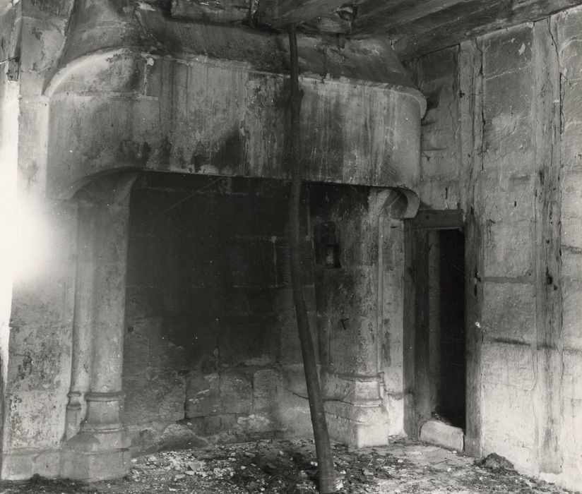 petite salle contiguë à la salle des gardes, cheminée monumentale