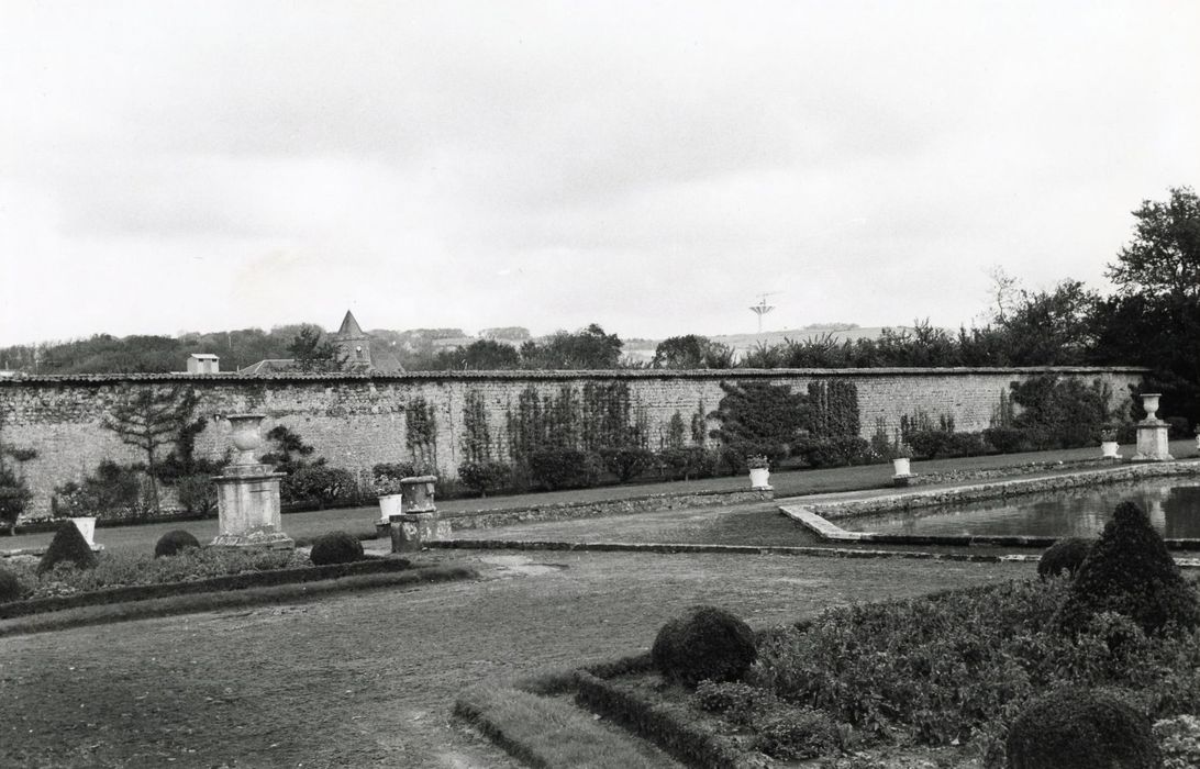 mur de clôture du jardin, vue partielle