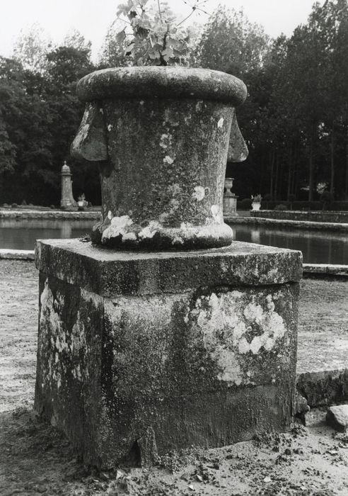 jardin est, détail d’un vase