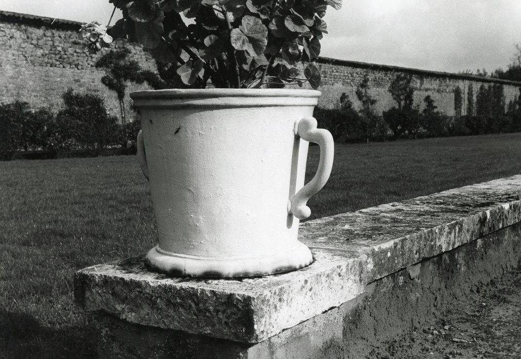 jardin est, détail d’un vase