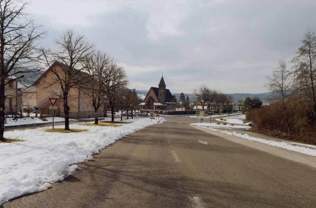 vue générale de l’église dans son environnement depuis le Nord-Est