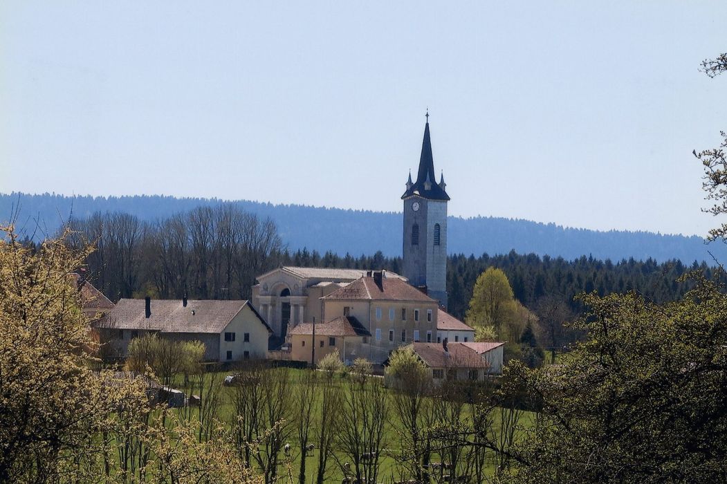 vue générale de l’église dans son environnement depuis le Nord-Ouest