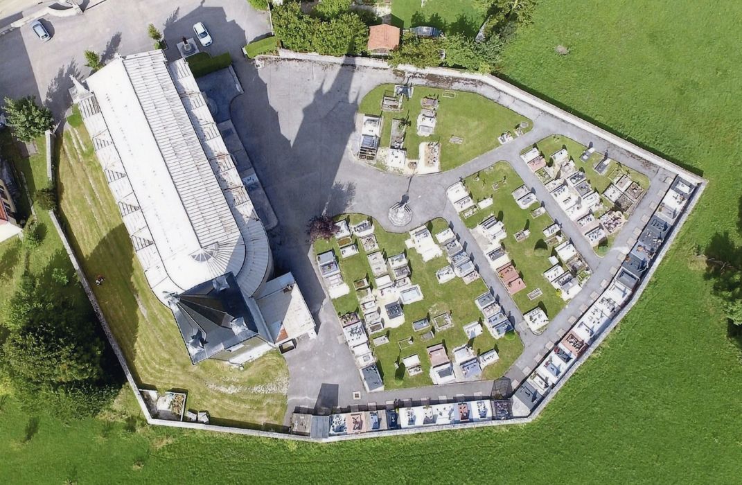 vue aérienne de l’église et de son cimetière