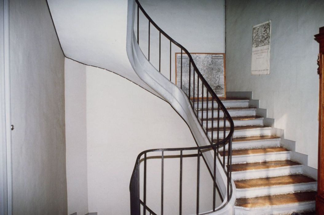 escalier secondaire, vue partielle