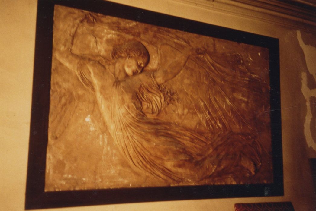 bas-relief : Ange déployant un voile