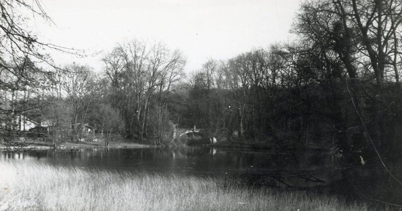 parc de Villeneuve, au nord de l’autoroute, étang