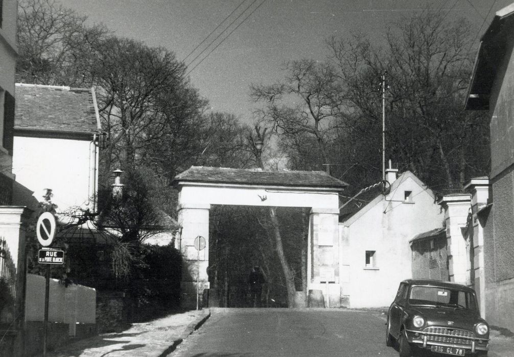 Porte Blanche à Marnes-la-Coquette