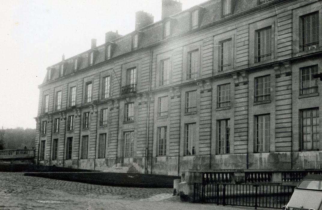 anciens communs, façade sur l’avenue du Palais