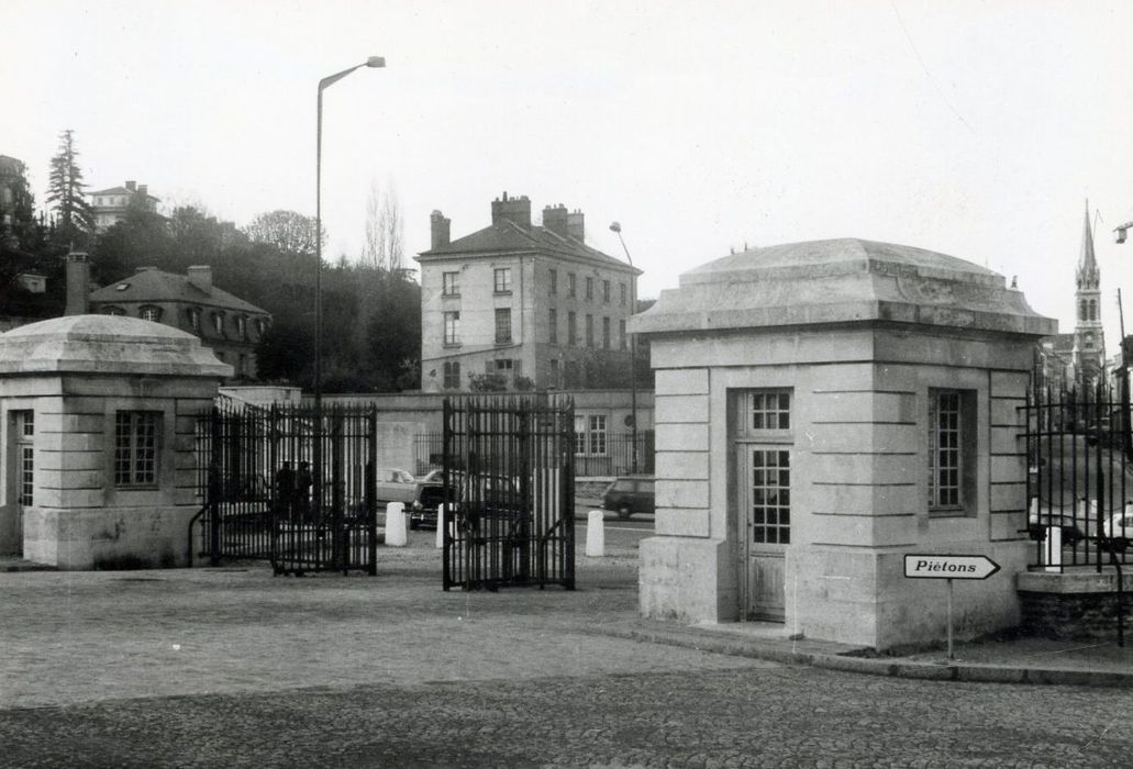 grille d’honneur avenue du Palais