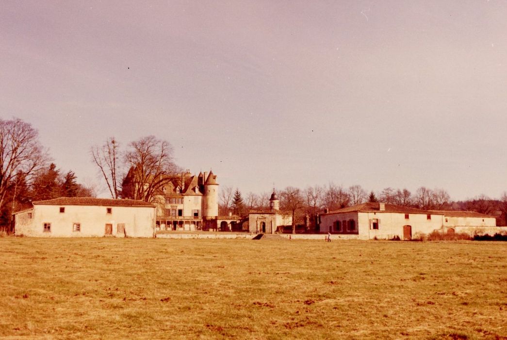 vue générale du château dans son environnement depuis le Nord-Ouest