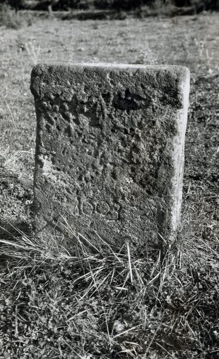 vue générale de la borne, face nord-est