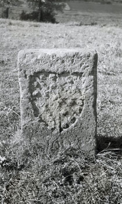 vue générale de la borne, face sud-ouest