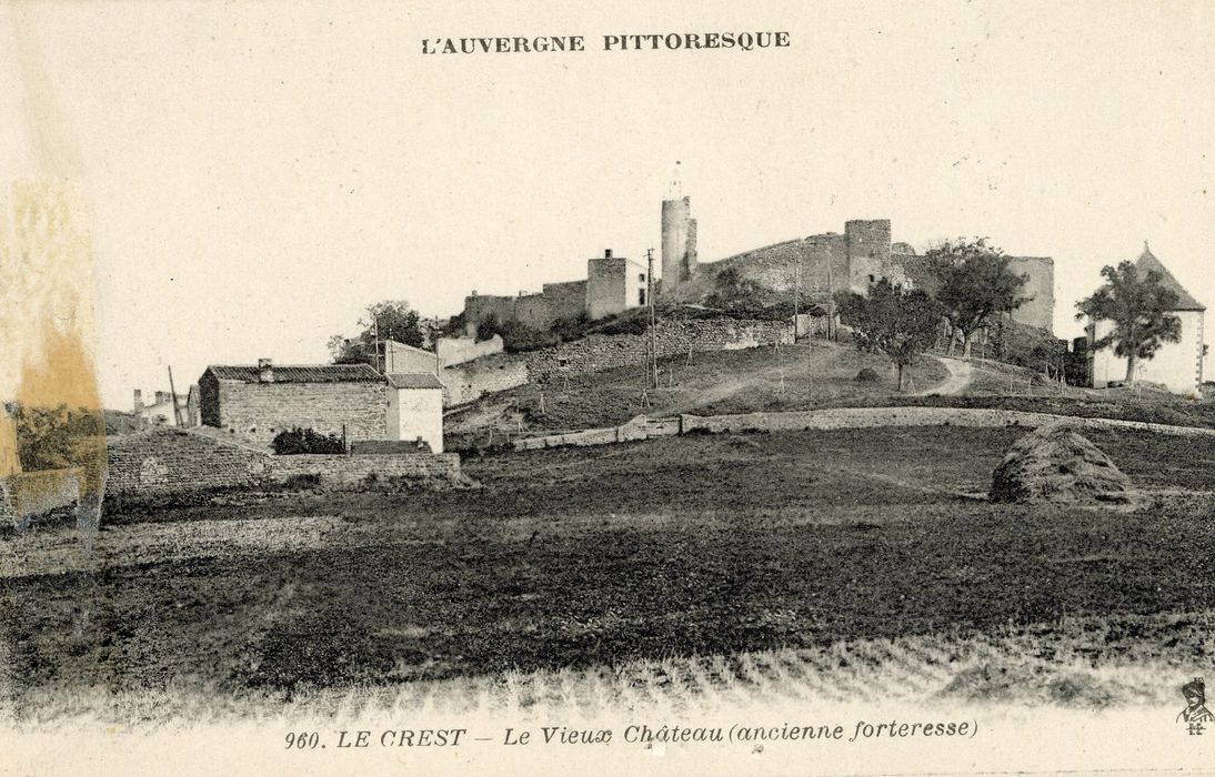 Vue générale de la tour et des remparts dans leur environnement