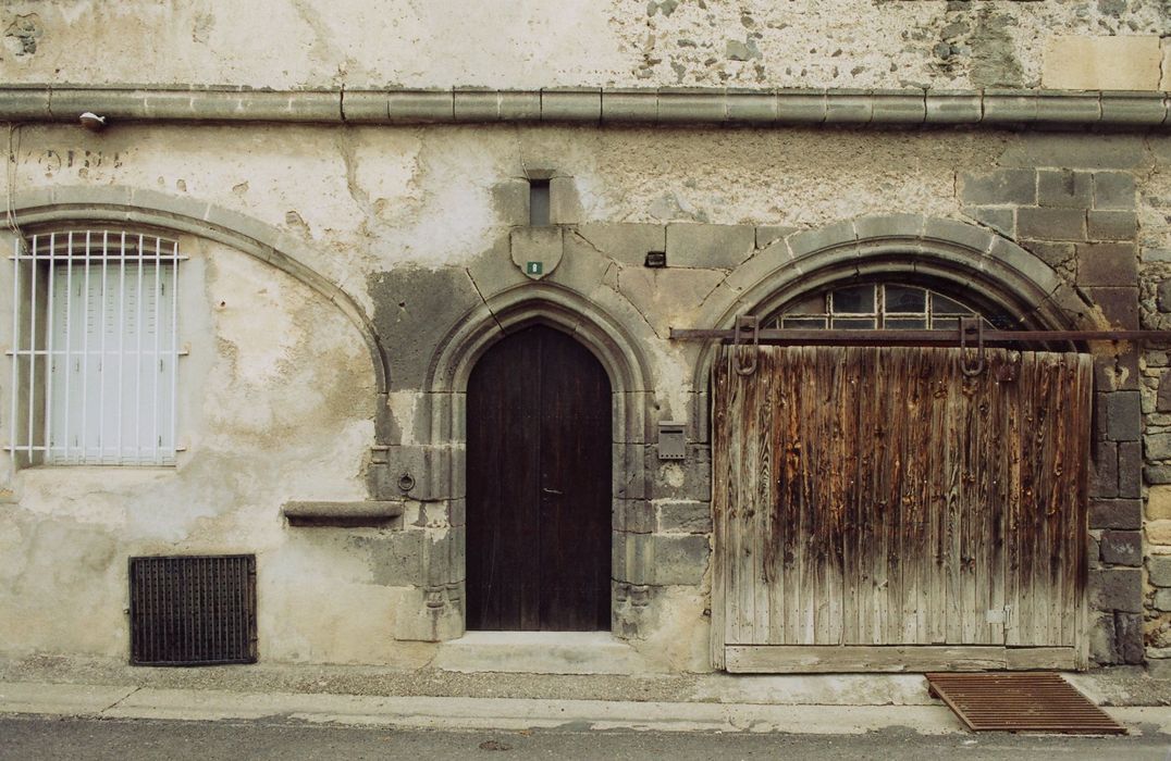 façade sur rue, porte d’accès