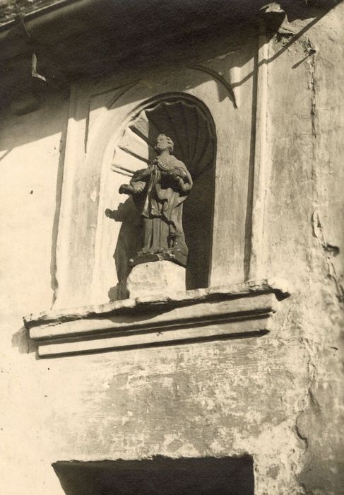 façade sur jardin, détail d’une niche et de sa statue