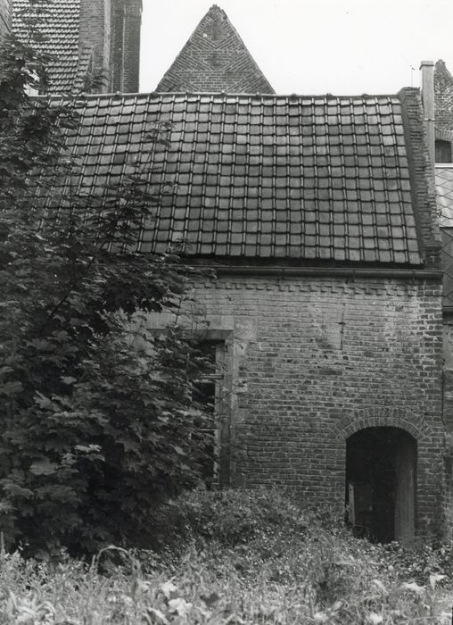 bâtiment du fond de cour, vue partielle de lak façade