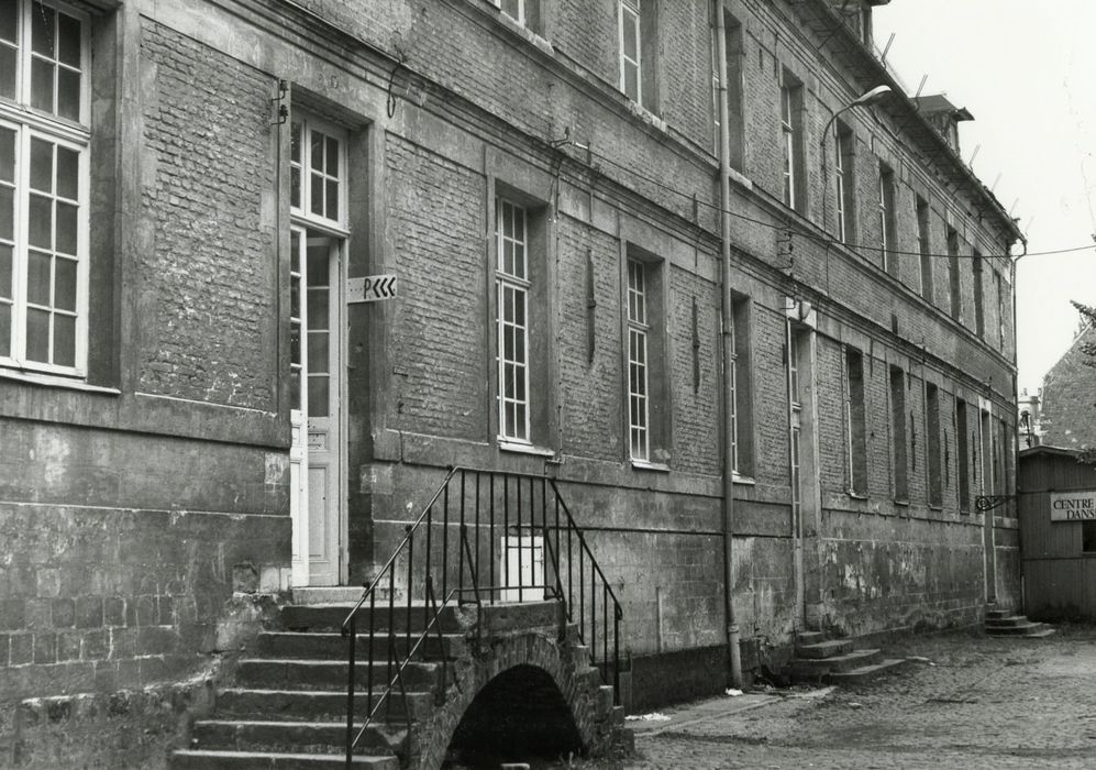 bâtiment situé le long de l’ancienne ruelle, vue partielle de la façade